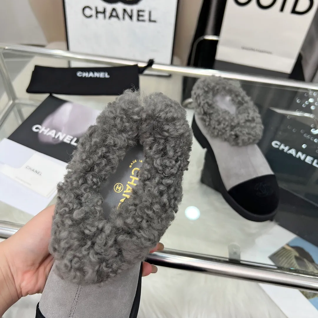 👟👟Ex-factory price 540👟👟 High version of Chanel CHANEL, 🌞🌞🌞Xiaoxiang’s latest 2025 autumn and winter short boots, a must-have item for this autumn and winter season! ! Ms. Chanel loves simple yet irresistible combinations to show her unique style. Mix and match freely to shine⚡Follow Grandma’s fashion steps! ! ! The top-notch craftsmanship and texture are perfectly presented. No matter any details, you can compare them with the counters. The best quality products can be entered and exited from the counters at will! ! ❶Material: imported cowhide/cow suede/wool ❷Lining: sheepskin lining ❸Feet: sheepskin ❹Outsole: original molded sole ❺Heel height: 3cm ❻Number of yards: 35-40 (40 and 41 are customized and non-refundable)